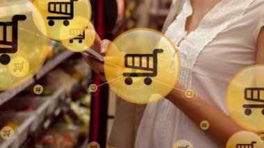 Markette akıllı telefon kullanan kadınların orta kesimine karşı dijital simgeler ağı. küresel ağ ve teknoloji kavramı