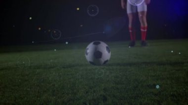 Futbolcu üzerinden bağlantı ağlarının animasyonu. global spor, teknoloji, dijital arayüz ve bağlantılar konsepti dijital olarak oluşturulmuş video.