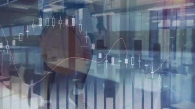 Basketbolcular üzerindeki istatistiklerin animasyonu. küresel bağlantılar, iş dünyası, dijital arayüz, teknoloji ve ağ konsepti dijital olarak oluşturulmuş video.