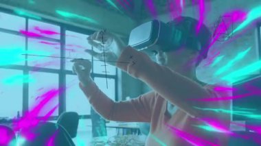 Matematiksel formüllerin VR kulaklık kullanan bir iş kadını üzerinde canlandırılması. küresel bağlantılar, dijital arayüz, teknoloji ve ağ konsepti dijital olarak oluşturulmuş video.