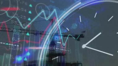 İnşaat alanındaki saat ve finansal veri işleme animasyonları. küresel kalkınma, iş, dijital arayüz, teknoloji ve ağ konsepti dijital olarak oluşturulmuş video.
