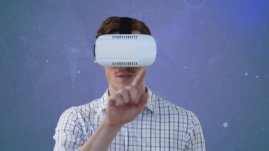 VR kulaklık takan gülümseyen adamın üzerinde bağlantılar ve veri işleme ağının animasyonu. küresel iletişim, dijital arayüz ve veri paylaşım konsepti, dijital olarak oluşturulmuş video.
