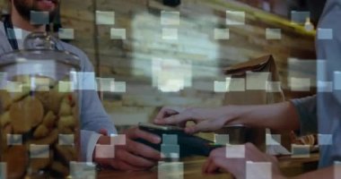 Ödeme terminalini kullanan insanların ağ güvenliği asma kilidinin canlandırılması. küresel iletişim ve veri güvenliği konsepti dijital olarak oluşturulmuş video.