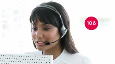 Telefon kulaklığı kullanarak iş kadınının değişen numaralarının animasyonu. küresel iletişim, iş dünyası, dijital arayüz, teknoloji ve ağ konsepti dijital olarak oluşturulmuş video.