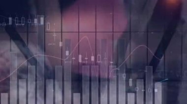 Yoğun şehir caddesinde istatistik ve veri işleme animasyonu. global spor, dijital arayüz, teknoloji ve ağ konsepti dijital olarak oluşturulmuş video.