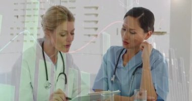 Kadın doktorların istatistiklerinin incelenmesi. küresel tıp, sağlık, dijital arayüz, teknoloji ve ağ konsepti dijital olarak oluşturulmuş video.