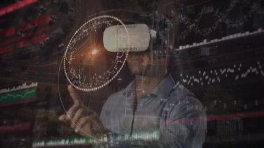 VR kulaklık takan adamın üzerinde veri işleme ve dijital bulut animasyonu. küresel bağlantılar, dijital arayüz, teknoloji ve ağ konsepti dijital olarak oluşturulmuş video.