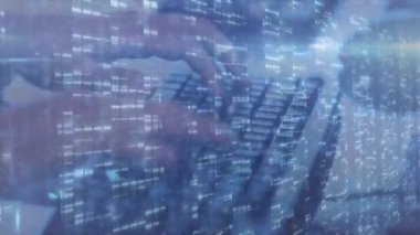 Bilgisayar klavyesinde el yazısıyla veri işleme animasyonu. küresel iletişim, iş dünyası, dijital arayüz, teknoloji ve ağ konsepti dijital olarak oluşturulmuş video.