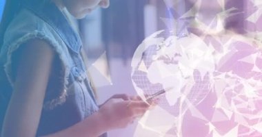 Akıllı telefon kullanan beyaz bir kıza karşı dönen küre üzerinden bağlantılar. küresel ağ ve eğitim teknolojisi kavramı