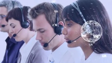 Telefon kulaklığı kullanan iş adamlarıyla bağlantıları olan dünyanın animasyonu. küresel bağlantılar, iş dünyası, dijital arayüz, teknoloji ve ağ konsepti dijital olarak oluşturulmuş video.