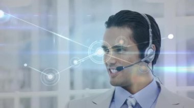 Telefon kulaklığı kullanarak iş adamı üzerinden bağlantı ağının animasyonu. küresel bağlantılar, iş dünyası, dijital arayüz, teknoloji ve ağ konsepti dijital olarak oluşturulmuş video.