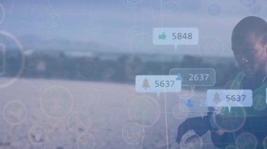 Sosyal medya simgelerinin akıllı yama kullanan sprotsman üzerine animasyonu. küresel bağlantılar, dijital arayüz, teknoloji ve ağ konsepti dijital olarak oluşturulmuş video.