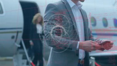 Dönen beyaz şekil ve verinin animasyonu, iş adamının uçağın yanında akıllı telefon kullanması. küresel iş iletişimi ve veri ağı konsepti, dijital olarak oluşturulmuş video.