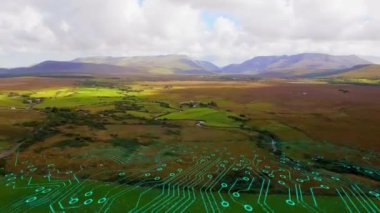 İşlemci devre kartı ve peyzaj animasyonu. küresel veri işleme, dijital arayüz, teknoloji ve ağ konsepti dijital olarak oluşturulmuş video.