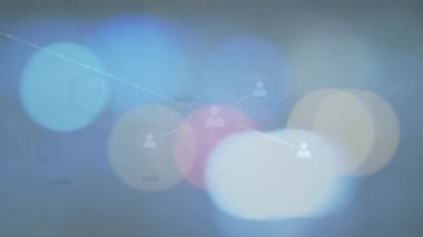 Mavi arkaplandaki simgelerle bağlantı ağının animasyonu. küresel bağlantılar, dijital arayüz, teknoloji ve ağ konsepti dijital olarak oluşturulmuş video.