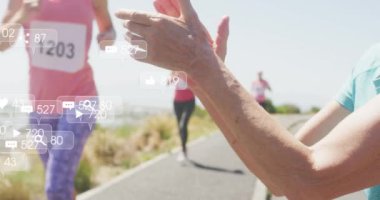 Plajda koşan kadınları alkışlayan bir kadın hakkında sosyal medya bildirimleri. pozitif duygular ve refah sosyal medya konsepti, dijital olarak oluşturulmuş video.