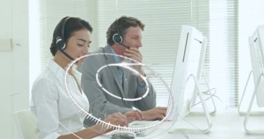 Kulaklık takan çeşitli ofis çalışanlarıyla olan bağlantıların animasyonu. küresel iletişim veri teknolojisi ve dijital güvenlik arayüzü kavramı.