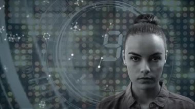 İş kadını hakkında yapılan tarama ve veri işleme animasyonları. küresel teknoloji, dijital arayüz ve bağlantılar konsepti dijital olarak oluşturulmuş video.