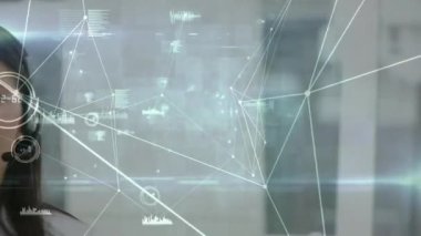 Telefon kulaklığı kullanarak iş kadını üzerinden bağlantı ağlarının animasyonu. küresel bağlantılar, iş dünyası, dijital arayüz, teknoloji ve ağ konsepti dijital olarak oluşturulmuş video.