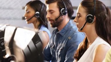 Telefon kulaklığı kullanarak iş adamlarından veri işleme animasyonu. küresel bağlantılar, iş dünyası, dijital arayüz, teknoloji ve ağ konsepti dijital olarak oluşturulmuş video.