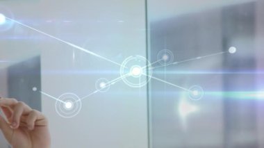 Telefon kulaklığı kullanarak iş adamı üzerinden bağlantı ağının animasyonu. küresel bağlantılar, iş dünyası, dijital arayüz, teknoloji ve ağ konsepti dijital olarak oluşturulmuş video.