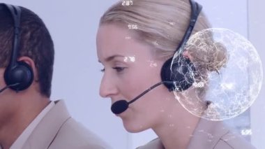 Telefon kulaklığı kullanan iş adamlarıyla bağlantıları olan dünyanın animasyonu. küresel bağlantılar, iş dünyası, dijital arayüz, teknoloji ve ağ konsepti dijital olarak oluşturulmuş video.