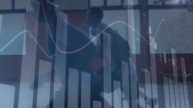 Basketbolcular üzerinde veri işleme animasyonu. global spor, dijital arayüz, teknoloji ve ağ konsepti dijital olarak oluşturulmuş video.