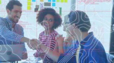 Beyaz çizgilerin iş adamlarının el sıkışması üzerine işlenen veri işleme animasyonu. küresel iş, dijital arayüz, teknoloji ve ağ konsepti dijital olarak oluşturulmuş video.