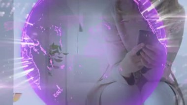 Akıllı telefon kullanan bir kadının üzerindeki dünyanın animasyonu. küresel bağlantılar, iş dünyası, dijital arayüz, teknoloji ve ağ konsepti dijital olarak oluşturulmuş video.