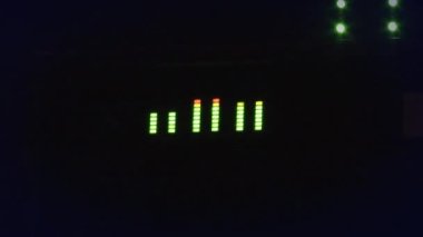 Grafik müzik eşitleyicisiyle titreşimli ışığın animasyonu. küresel müzik, işletme ve dijital arayüz kavramı dijital olarak oluşturulmuş video.