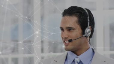 Telefon kulaklığı kullanarak iş adamı üzerinden bağlantı ağının animasyonu. küresel bağlantılar, iş dünyası, dijital arayüz, teknoloji ve ağ konsepti dijital olarak oluşturulmuş video.