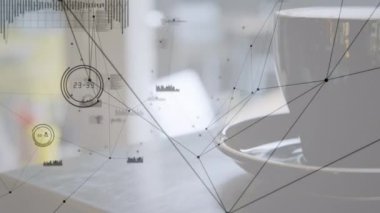 Bir fincan kahve üzerine bağlantı ağı ve istatistik animasyonu. küresel bağlantılar, dijital arayüz, teknoloji ve ağ konsepti dijital olarak oluşturulmuş video.