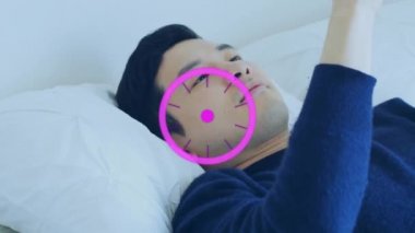 Akıllı telefon kullanan adamı tarayan bir animasyon. küresel bağlantılar, teknoloji, veri işleme ve iletişim arayüzü kavramı dijital olarak oluşturulmuş video