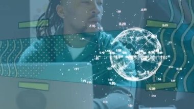 Bilgisayar kullanarak iş adamının masasında bağlantılar ve medya simgelerinin animasyonu. küresel iş iletişimi ve veri ağı konsepti, dijital olarak oluşturulmuş video.