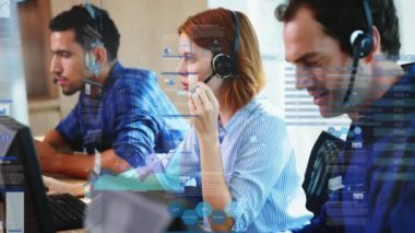 Telefon kulaklığı kullanarak iş adamlarından veri işleme animasyonu. küresel bağlantılar, iş dünyası, dijital arayüz, teknoloji ve ağ konsepti dijital olarak oluşturulmuş video.