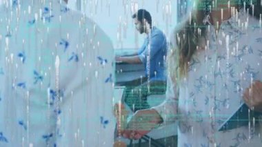 İş adamlarının el sıkışması üzerine veri işleme animasyonu. küresel iş, dijital arayüz, teknoloji ve ağ konsepti dijital olarak oluşturulmuş video.