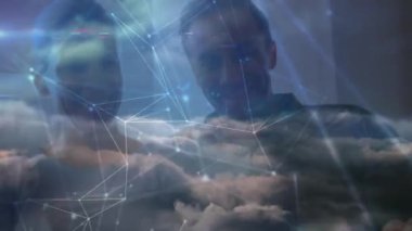 Mutlu çiftin üzerindeki simgelerle olan bağlantı ağlarının animasyonu. küresel teknoloji, dijital arayüz ve bağlantılar konsepti dijital olarak oluşturulmuş video.