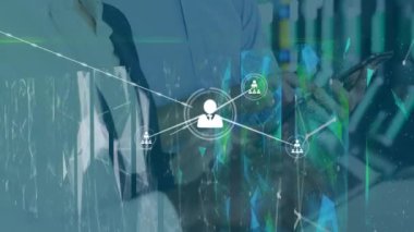 Ofisteki elektronik cihazları kullanarak ofis arkadaşlarının orta kesimine karşı profil simgeleri ağı. küresel ağ ve iş teknolojisi kavramı