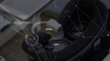 VR kulaklık üzerinden bağlantı ve istatistik ağının animasyonu. küresel bağlantılar, dijital arayüz, teknoloji ve ağ konsepti dijital olarak oluşturulmuş video.