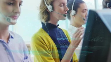 Telefon kulaklığı kullanarak iş adamlarından veri işleme animasyonu. küresel bağlantılar, iş dünyası, dijital arayüz, teknoloji ve ağ konsepti dijital olarak oluşturulmuş video.