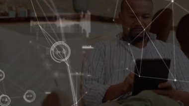 Akıllı telefon kullanan insanların üzerindeki simgelerle bağlantı ağlarının animasyonu. küresel teknoloji, dijital arayüz ve bağlantılar konsepti dijital olarak oluşturulmuş video.