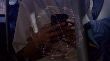 Otobüste akıllı telefon kullanan kadınların orta kesimine karşı bağlantı ağı küresi. küresel ağ ve teknoloji kavramı