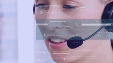 Telefon kulaklığı ile iş kadınının veri işleme animasyonu. küresel bağlantılar, iş dünyası, dijital arayüz, teknoloji ve ağ konsepti dijital olarak oluşturulmuş video.