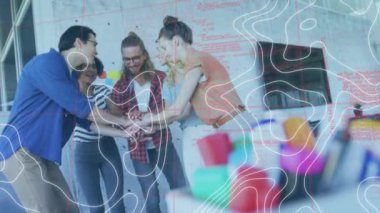 İş adamlarının beşlik çakması üzerine veri işleme animasyonu. küresel iş, dijital arayüz, teknoloji ve ağ konsepti dijital olarak oluşturulmuş video.