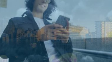 Şehir manzarası üzerinde akıllı telefon kullanan bir adamın animasyonu. küresel iletişim, teknoloji, dijital arayüz ve bağlantılar konsepti dijital olarak oluşturulmuş video.