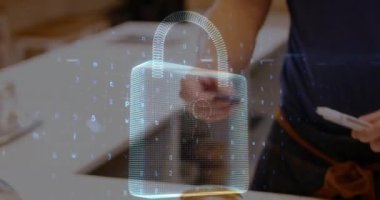 Ödeme terminalini kullanan insanların ağ güvenliği asma kilidinin canlandırılması. küresel iletişim ve veri güvenliği konsepti dijital olarak oluşturulmuş video.