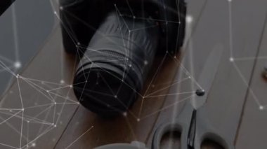 Bir fincan kahve eşliğinde bağlantı ağının animasyonu. küresel bağlantılar, dijital arayüz, teknoloji ve ağ konsepti dijital olarak oluşturulmuş video.