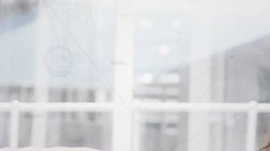 Telefon kulaklığı kullanarak iş kadınlarıyla olan bağlantıların animasyonu. küresel bağlantılar, iş dünyası, dijital arayüz, teknoloji ve ağ konsepti dijital olarak oluşturulmuş video.