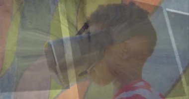 VR kulaklık kullanan çocuk ve arızalı veri işleme sistemi animasyonu. küresel veri işleme, iletişim, dijital arayüz, teknoloji ve ağ konsepti dijital olarak oluşturulmuş video.