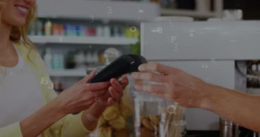 Ödeme terminalini kullanan insanların ağ güvenliği asma kilidinin canlandırılması. küresel iletişim ve veri güvenliği konsepti dijital olarak oluşturulmuş video.